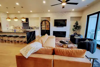 Image de Luxury 4 Bedroom Townhouse with Mountain/Lake Views, Arcade, Sauna, Ev Charger
