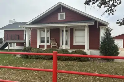 Image de Adorable Farmhouse within steps of Double Check Arena!