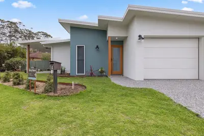 Image de Tucked away but central to shops, restaurants, cafes, pub, clubs, is our modern contemporary house.