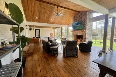 Image de 2024 Masters Rental 40 acre Farmhouse with Golf Green & 900 sq ft covered patio