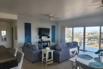 Image de Rocky Point! five Minute Walk To The Beach Access! Two Car Garage For Your Toys!