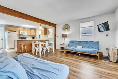 Beachy 2br Condo, Just 10 Min to Long Sands Fun, Sleeps 8