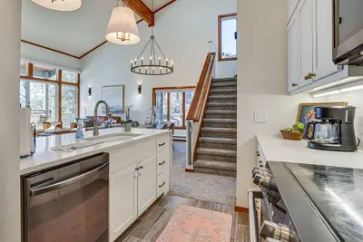 Image de Modern Keystone Retreat: Pool Access & Mtn Views!