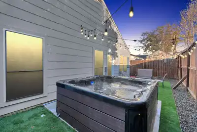Image de Accessible Gem • 3br • Jacuzzi • Air Hockey • Sleeps 13 • Chinatown