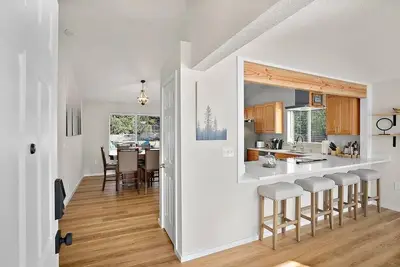 Image de Modern Home Close to Jblm and Ammentities, 3/4 acre- Dog friendly