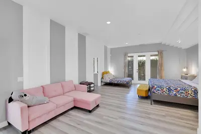 Image de Modern home by private stream and Old Town Temecula