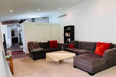 Image de Spacious, 4br, 2. 5b home near B’ham\n\n