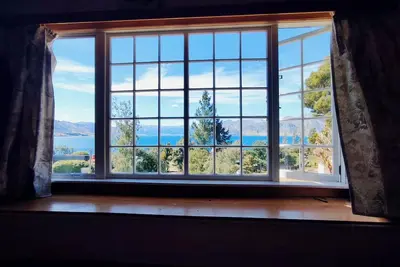 Classic Kiwi Crib, 100m walk to the lake with room for the whole family.
