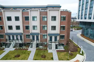 Image de Lakeshore Port Credit Is One Of The Few Truly Walk Able area In Mississauga.