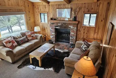 Image de Iron City Cabin-Cozy Cabin with Hot Spring Fed Pool, Perfect for Families & Pets