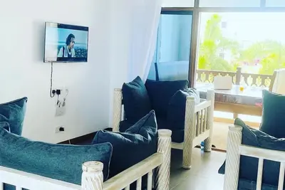 Image de luxury beachfront is directly on white sandy beach giving fresh air