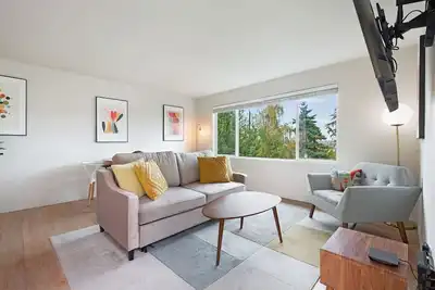 Image de Chic + Colorful Queen Anne Apartment - 4m to Dt Seattle, Free Parking - New