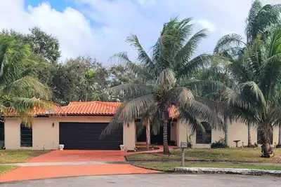 Image de Beautiful 1980s Vintage 4Ksqft 4-2. 5 / Pool, 3 miles from Hard Rock Stadium