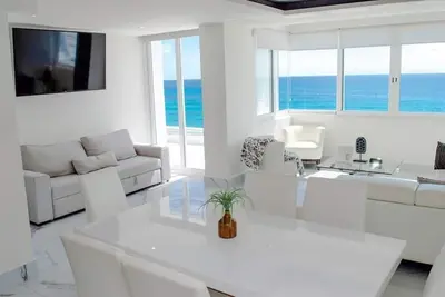 Image de Luxury ocean front apartment, gym, spa, pool, jacuzzi, beach