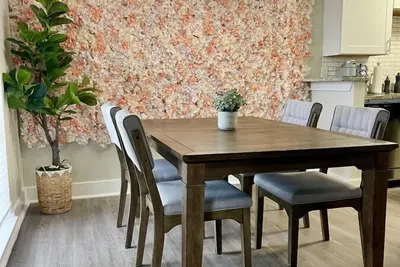 2 Executive Modern Apts | Walk To At&T Globe Life