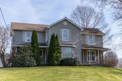 Image de Farmhouse, hot tub, sleeps 12