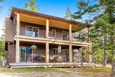 Image de Spacious cabin overlooking Swan Lake with 2-story deck, fireplace & firepit