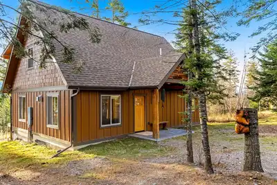 Image de Beautiful cabin overlooking Swan Lake with 2-level deck, fireplace & firepit