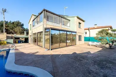 Image de Grand espace extérieur avec piscine privée et bbq