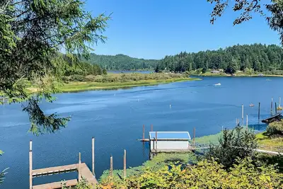 Image de Lakefront home with water views & direct dunes access