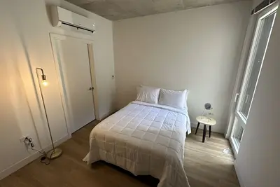 Image de Chicago Shared Living Space with Office Space