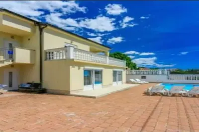 Image de Grande maison de vacances avec piscine et terrasse