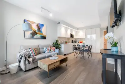 Image de Contemporary 1b Condo in the Heart of Ubc Campus