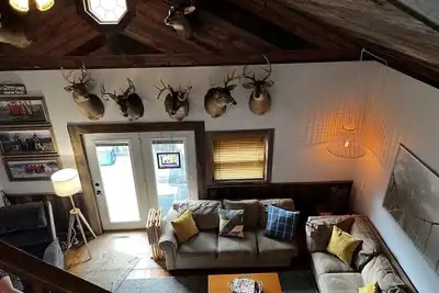 Image de Scenic views on 20 acres! The Family Cabin awaits. Sleeps 10