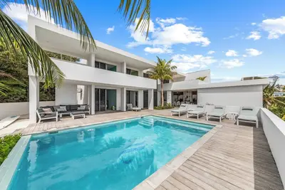 Image de Luxurious, modern villa \"The Admiral\" near Spanish Water, 5 bed/4, 5 bath.