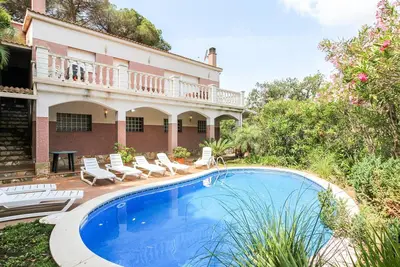Image de Villa à 500m de la plage avec piscine privée, climatisation, internet et parking à Lloret de Mar