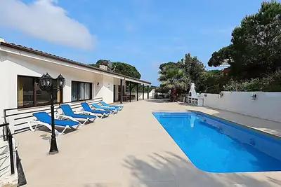 Image de Villa spacieuse avec piscine privée et barbecue, à 15 min de Tossa de Mar, pour 12 personnes