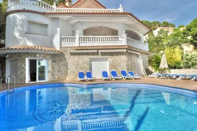 Image de Villa spacieuse pour 18 personnes avec piscine privée et climatisation à Lloret de Mar