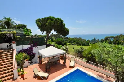 Fantástico chalet rústico con piscina privada y vistas al mar