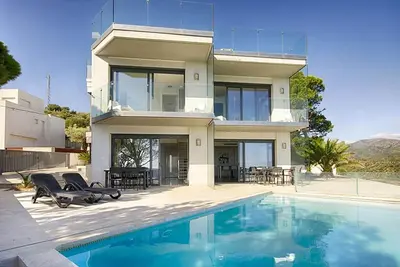 Image de Myfenolleda B - Preciosa casa en Grifeu con piscina compartida y parking