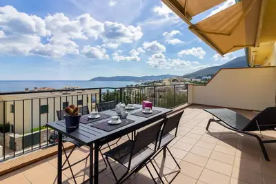 Image de Llevantina 36 - Ático con gran terraza y vistas al mar en Llançà.
