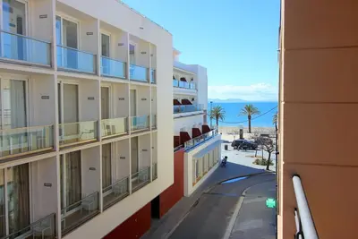 Image de Appartement Agréable à Roses: 20m de la Plage, Terrasse et Parking Inclus