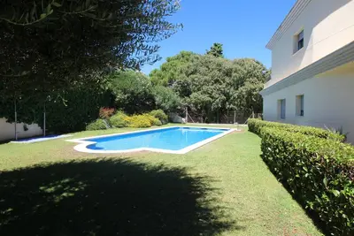Image de Appartement neuf avec piscine, jardin, à 400 m de la plage et près des commerces, idéal pour familles.