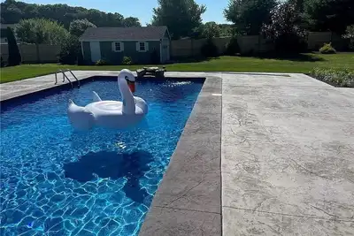 Image de Beach house, inground pool, hot tub, Large backyard, 1. 5 Miles from Misquamicut