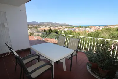 Image de Appartement avec Terrasse Panoramique, à 300m de la Plage et 500m du Centre, Parking Inclus
