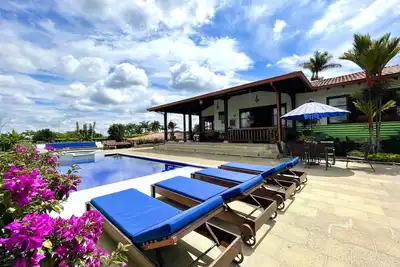 Image de Espectacular Chalet via Armenia-mnegro /piscina Privada/ Wifi