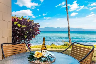 Image de Spacious Oceanfront stay, lush tropical interior