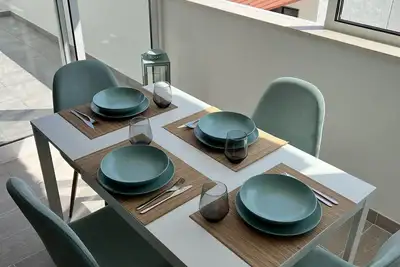 Image de Apartamento Luminoso a 2 Minutos da Praia, Totalmente Equipado, com Terraço