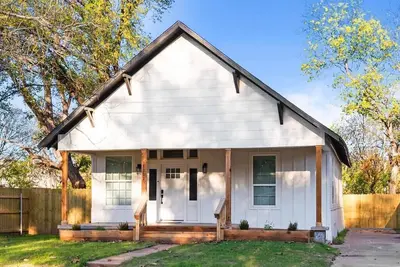 New! Charming 2-Bedroom Home Minutes to Downtown