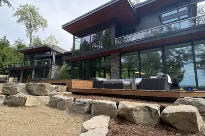 Image de Lakefront Luxury-Glass cottage, level lot, large dock, hot tub, private!