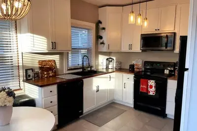 Image de Spacious 3bd Historic Home with Fire pit & Big Yard in Irvington