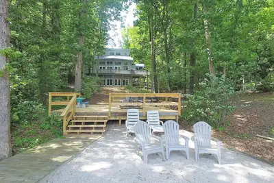 Image de Lakefront 5 bedroom pet-friendly home on Lake Anna w/ game room, hot tub & beach