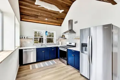 Image de TinkerTown #6 Luxury Cottage: 2 Bedroom 2+Baths quick walk to beaches and bar