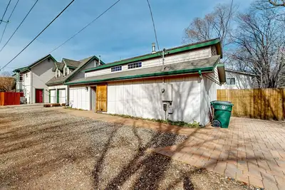 Image de Downtown guest house with yard, grill, streaming, fireplace, & washer/dryer