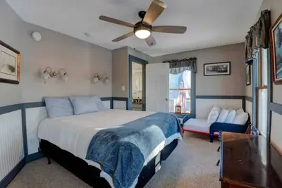 Image de Updated Victorian overlooking Winnisquam Lake