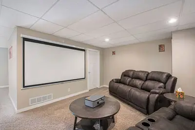 Image de Spacious, Fun & Comfy ~ Game & Cinema Room ~ Yard!